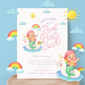 Puede incluir: Una invitación caprichosa a una fiesta en la piscina con una sirena montada en un flotador de unicornio, arcoíris e ilustraciones de sol. El texto de la invitación dice "Pool Party Bash!" e incluye detalles de la fiesta. El diseño es en colores pastel suaves.