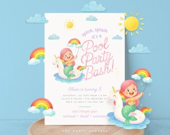Pode incluir: Um convite extravagante para uma festa na piscina com uma sereia montada em um flutuador de unicórnio, arco-íris e ilustrações de sol. O texto do convite diz "Pool Party Bash!" e inclui detalhes da festa. O design é em cores pastel suaves.