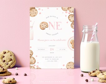 Puede incluir: Una tarjeta de invitación rosa y blanca con temática de galletas. La tarjeta dice "Our Olivia is One Sweet Cookie" e incluye detalles para una fiesta el 24 de enero de 2024 a las 4 PM.