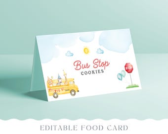 Può includere: Carta di cibo editabile con un autobus scolastico giallo con passeggeri animali. La carta dice "Bus Stop Cookies" in testo rosso. C'è un cartello di stop e palloncini blu sullo sfondo.