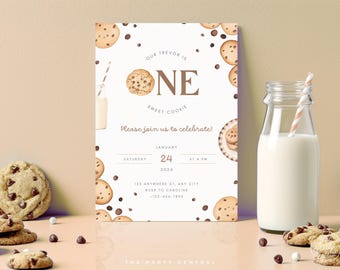 Op de afbeelding: Een witte uitnodigingskaart met bruine tekst en illustraties van chocoladekoekjes. De tekst luidt "Onze Trevor is één. Een zoete koek. Kom gezellig met ons vieren!" met de datum en tijd van het evenement.
