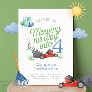 Pode incluir: Um convite de aniversário com tema de cortador de grama. O convite apresenta um cortador de grama vermelho, balões e o texto "Mowing his Way into 4". Texto adicional inclui detalhes da festa e um pedido de RSVP.