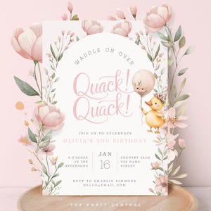 Puede incluir: Una invitación floral rosa y verde con un pato sosteniendo un globo. La invitación dice "Waddle on over Quack! Quack!" y es para el segundo cumpleaños de Olivia. La invitación está fijada para el 16 de enero a las 4 de la tarde en el Country Club.
