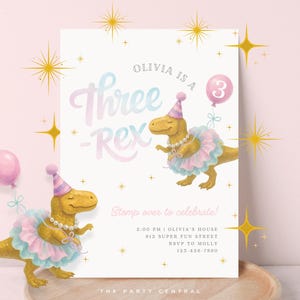 Op de afbeelding: Een verjaardagsuitnodiging met een illustratie van een dinosaurus met een feesthoed, tutu en ketting. De tekst luidt "Olivia is een Three Rex" met evenementdetails en een roze ballon.