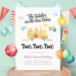 Op de afbeelding: Een verjaardagsuitnodiging met een aquarel illustratie van een gele schoolbus met dieren. De uitnodiging luidt "De peuter in de bus wordt twee" en bevat feestdetails. Versierd met ballonnen.