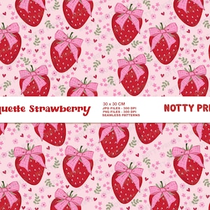 Op de afbeelding: Een naadloos patroon met rode aardbeien met roze strikken op een roze achtergrond met kleine roze en groene bloemen. De tekst "Coquette Strawberry" en "NOTTY PRINTS" staat bovenaan de afbeelding.