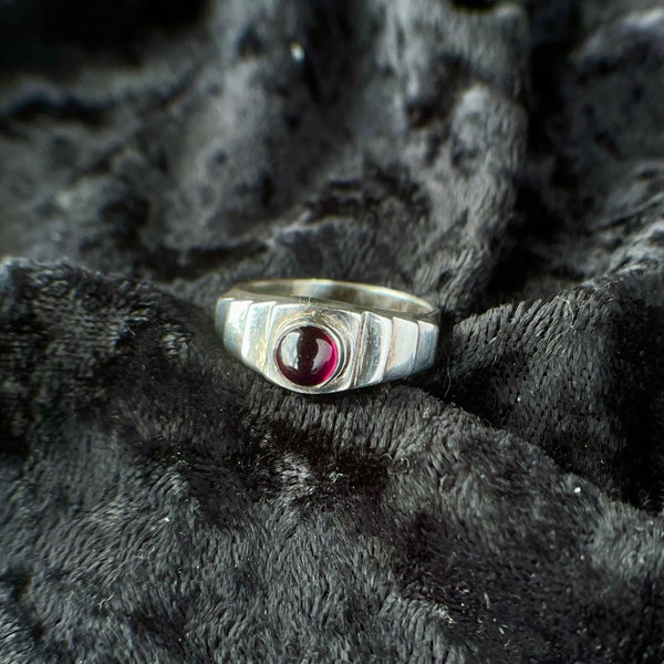 Liquidation vintage des années 1970, pierre précieuse grenat cabochon, bague en argent sterling 925, taille 7, excellent état, une véritable pièce tendance bohème.