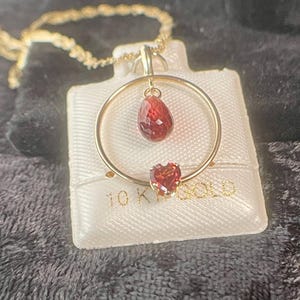 10k Yellow Gold 1.5 ctw Natural Garnets Pendant Necklace // Made in Canada // 18" Long 2mm Wide Chain // High Quality Gemstones