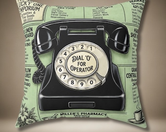 Puede incluir: Un cojín cuadrado con fondo verde claro que presenta un gráfico de teléfono de disco negro en el centro. El disco incluye el texto DIAL O FOR OPERATOR. El estampado circundante imita un periódico antiguo con varios anuncios comerciales.