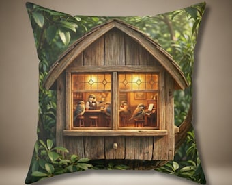 Puede incluir: Cojín decorativo con una ilustración caprichosa de una casa de pájaros de madera. En el interior, se representan pájaros disfrutando de un bar y un piano. El cojín está rodeado de un exuberante follaje verde, creando una escena encantadora y acogedora.