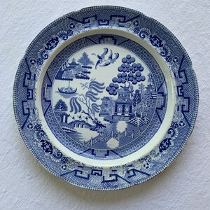 Vintage 10 inch blue willow scalloped plate from Baker and Bourne 1800&#39;s