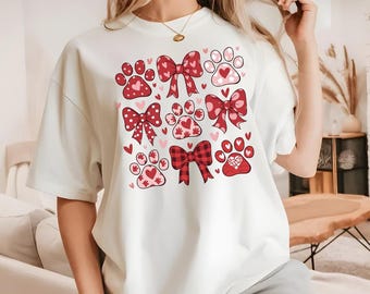 Valentinstag Hundepfote und kokette Schleife Unisex Softstyle T-Shirt, süßes T-Shirt für Hundeliebhaber, Valentinstag Geschenk, Herz Tierbesitzer Shirt, Herz Pfoten Abdruck