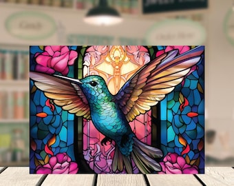 Pode incluir: Uma obra de arte colorida em estilo vitral com um beija-flor com as asas abertas. O pássaro tem penas azuis, verdes e douradas. O fundo inclui rosas cor-de-rosa e uma janela de vitral com tons azuis, cor-de-rosa e amarelos.
