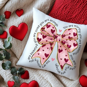 Almohada con lazo de San Valentín, cojín con forma de corazón, decoración romántica para el hogar, regalo de San Valentín, almohada decorativa con mensaje de amor propio, acento con cita inspiradora