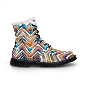 Può includere: Stivaletto colorato con suola e lacci neri. Presenta un vivace motivo a zig-zag nei toni del blu, arancione, viola e bianco. L'interno è foderato con un materiale bianco e morbido. L'altezza è di circa 15 cm.