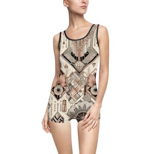 Könnte beinhalten: Ein cremefarbener Badeanzug mit geometrischem Art-Deco-Muster in Schwarz und gedämpften Rosatönen. Der Badeanzug hat einen Rundhalsausschnitt, einen schwarzen Besatz und ein detailliertes Muster aus Formen und floralen Elementen.