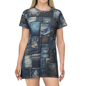 Könnte beinhalten: Ein kurzärmeliges Kleid mit einem Patchwork-Design aus verschiedenen Denim-Texturen und Blautönen. Das Kleid hat einen Rundhalsausschnitt und einen knielangen Saum, der ein einzigartiges, von Denim inspiriertes Muster zeigt. Das Kleid besteht aus einem weichen, bequemen Material.