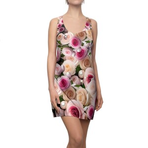 Op de afbeelding: Een mouwloze tankjurk met een all-over print van gelaagde roze, crème en witte rozen, afgewisseld met verspreide witte parels. Het kledingstuk heeft een ronde halslijn en een rechte zoom, voorzien van een doorlopend bloemmotief.