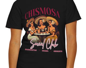 Camiseta Chismosa Social Club: Camiseta con gráfico latino - Margaritas & Drama
