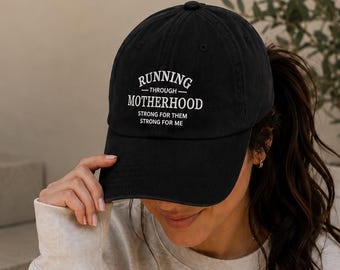Gorra Running Through Motherhood, Gorra para mamás corredoras, Gorra de running bordada, Gorra de fitness para madres, Regalo para mamás deportistas, Gorra de running para mujer