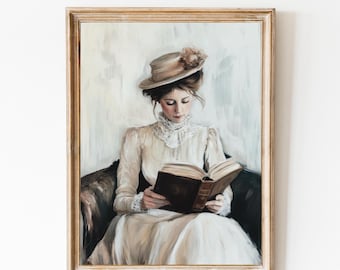 Puede incluir: Pintura enmarcada de una mujer con vestido y sombrero color crema, leyendo un libro. La obra de arte tiene una estética vintage, con pinceladas suaves y una paleta de colores apagados. El marco es dorado.