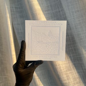Invitación cuadrada de 5x5 con diseño de lugar personalizado y diseño impreso en tipografía