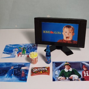 Adereços de elfo, TV em miniatura e lanches, filmes de Natal