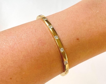 Pulsera de brazalete con circonita cúbica de acero inoxidable chapado en oro para mujer, apilable, sin deslustre, resistente al agua, estilo minimalista moderno, regalo para ella
