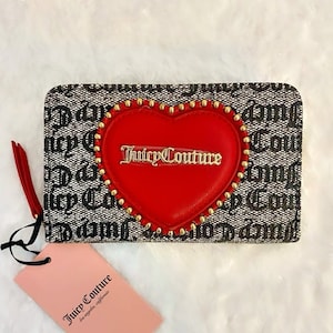 Cartera de mano plegable con múltiples compartimentos y corazón rojo con logotipo gótico negro de Juicy Couture