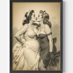 Vintage lesbische kunstprint: queer couple kiss, sapphic home decor