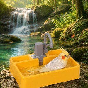 Puede incluir: Un baño para pájaros amarillo con un grifo gris, sobre un fondo de cascada y exuberante vegetación. Un cacatúa amarillo y blanco disfruta de un baño en la cuenca llena de agua.