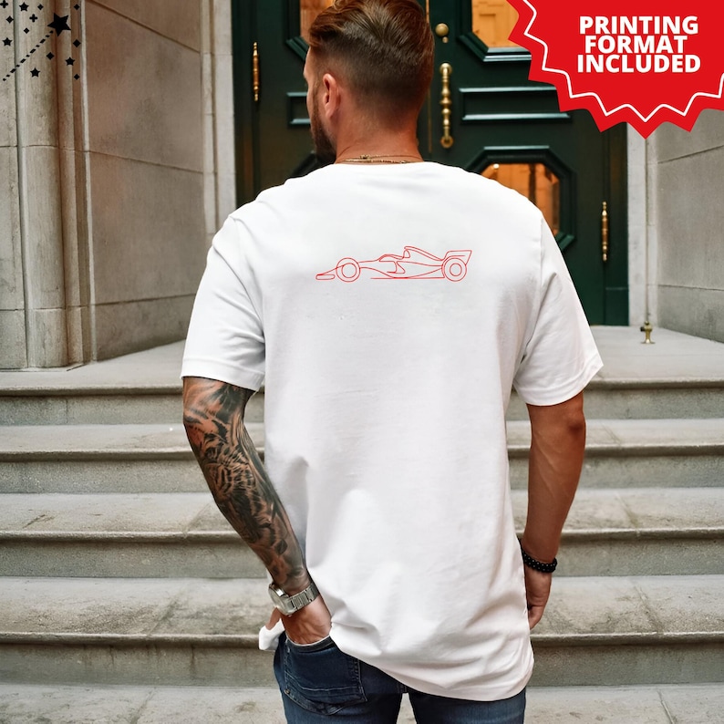 Op de afbeelding: Wit T-shirt met een rode omtrek van een raceauto op de rug. De afbeelding bevat een rode banner met de tekst "PRINTING FORMAT INCLUDED". Het T-shirt wordt door een persoon gedragen.