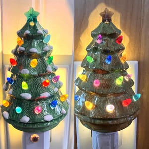 Mini árbol de Navidad de cerámica con luz nocturna / Verde clásico o con puntas nevadas, decoración navideña de molde vintage / Estrella e interruptor personalizados / Hecho a mano en EE. UU.