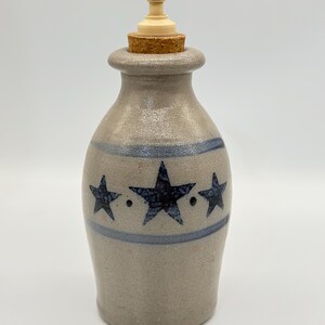 1997 Rowe Pottery Stoneware Pumpspender - Kobaltblaues Sternmuster
