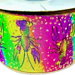 Könnte beinhalten: Eine Rolle dekoratives Band mit einem lebendigen, farbenfrohen Design. Das Band zeigt ein sich wiederholendes Muster von Krebsillustrationen in Grün-, Gelb-, Lila- und Brauntönen vor einem Regenbogenhintergrund. Das Band ist ideal für Bastelarbeiten und Geschenkverpackungen.