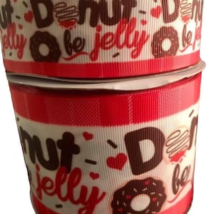 Può includere: Nastro rosso e bianco con un motivo ripetuto di ciambelle e il testo "Donut be jelly".