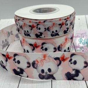 Könnte beinhalten: Eine Rolle rosa und weißes Band mit einem Pandabären-Druck. Das Band zeigt ein sich wiederholendes Muster von Pandabären mit rosa Schleifen und Schmetterlingen.