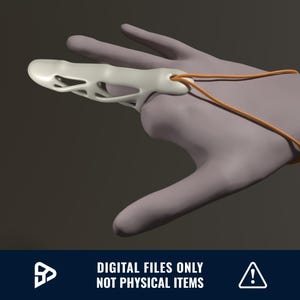 Puede incluir: Un anillo de dedo blanco impreso en 3D con un diseño de celosía. El anillo está unido a un cordón naranja delgado.