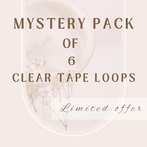 以下が含まれることがあります： ベージュ色のグラフィックで、茶色で「MYSTERY PACK OF 6 CLEAR TAPE LOOPS」と書かれています。「Limited offer」の文字が下にあります。背景には、透明な容器と白い花のぼやけた画像があります。
