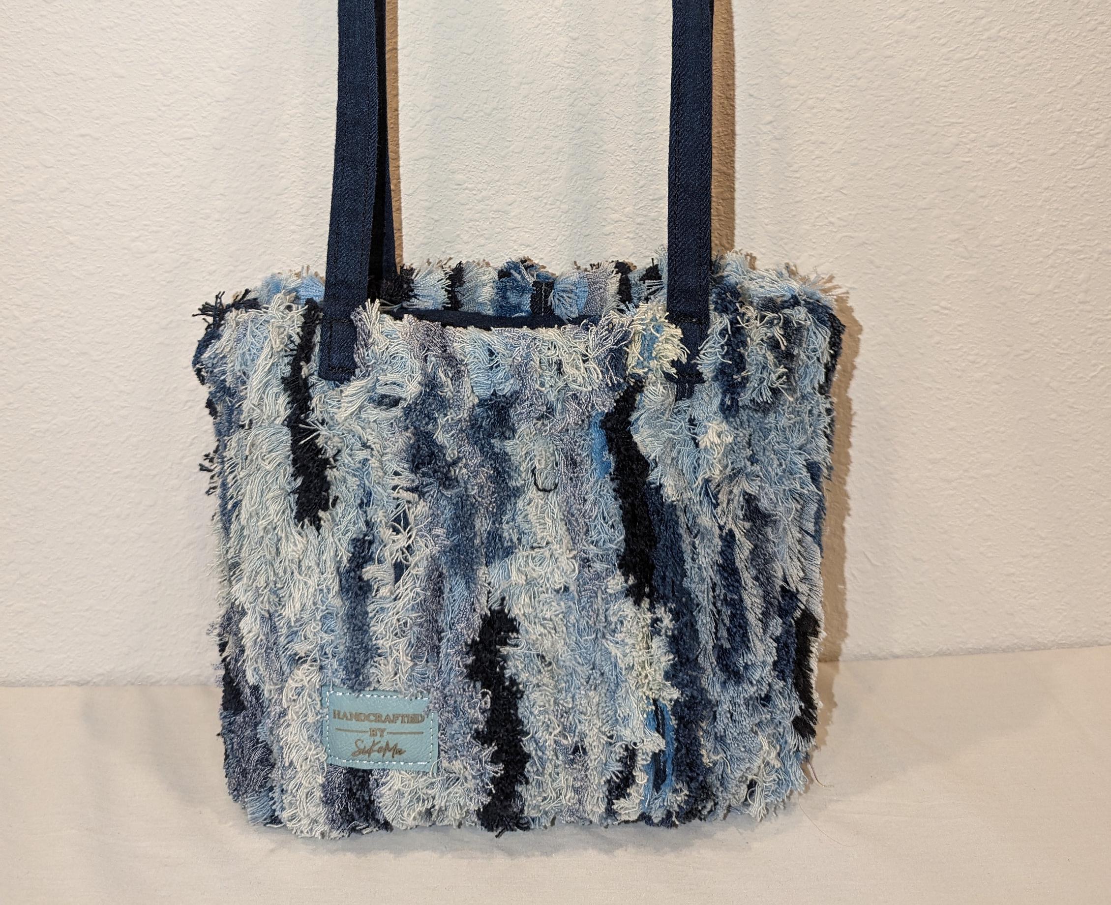 Cabas/sac à main en denim frizzeled avec poignée sur le dessus
