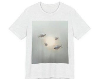 Koszulka z kulą ryby w powietrzu, minimalistyczna, surrealistyczna koszulka fantasy, abstrakcyjna koszulka z pływającym stworzeniem