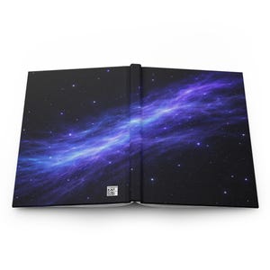 Op de afbeelding: Open notitieboek met een kosmisch ontwerp. De omslag heeft een levendige nevel in tinten paars en blauw tegen een zwarte achtergrond, met verspreide witte sterren. De rug is zwart. Een kleine barcode is zichtbaar.