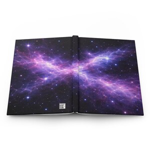 Op de afbeelding: Hardcover-dagboek met een levendig nevelontwerp in paars, roze en wit op een zwarte achtergrond. De omslag toont een kosmische scène met sterren en wervelende wolken, perfect om in te schrijven of te schetsen. Het dagboek is open en toont de blanco pagina's.