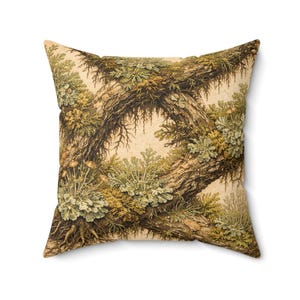 Peut inclure: Coussin carré avec un motif botanique. Le coussin présente une illustration détaillée de branches d'arbres entrelacées, de mousse et de petits champignons dans des tons de marron, de vert et de beige. Le motif est imprimé sur un tissu doux et texturé.