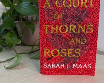 Una corte de espinas y rosas: un libro adornado con pedrería.