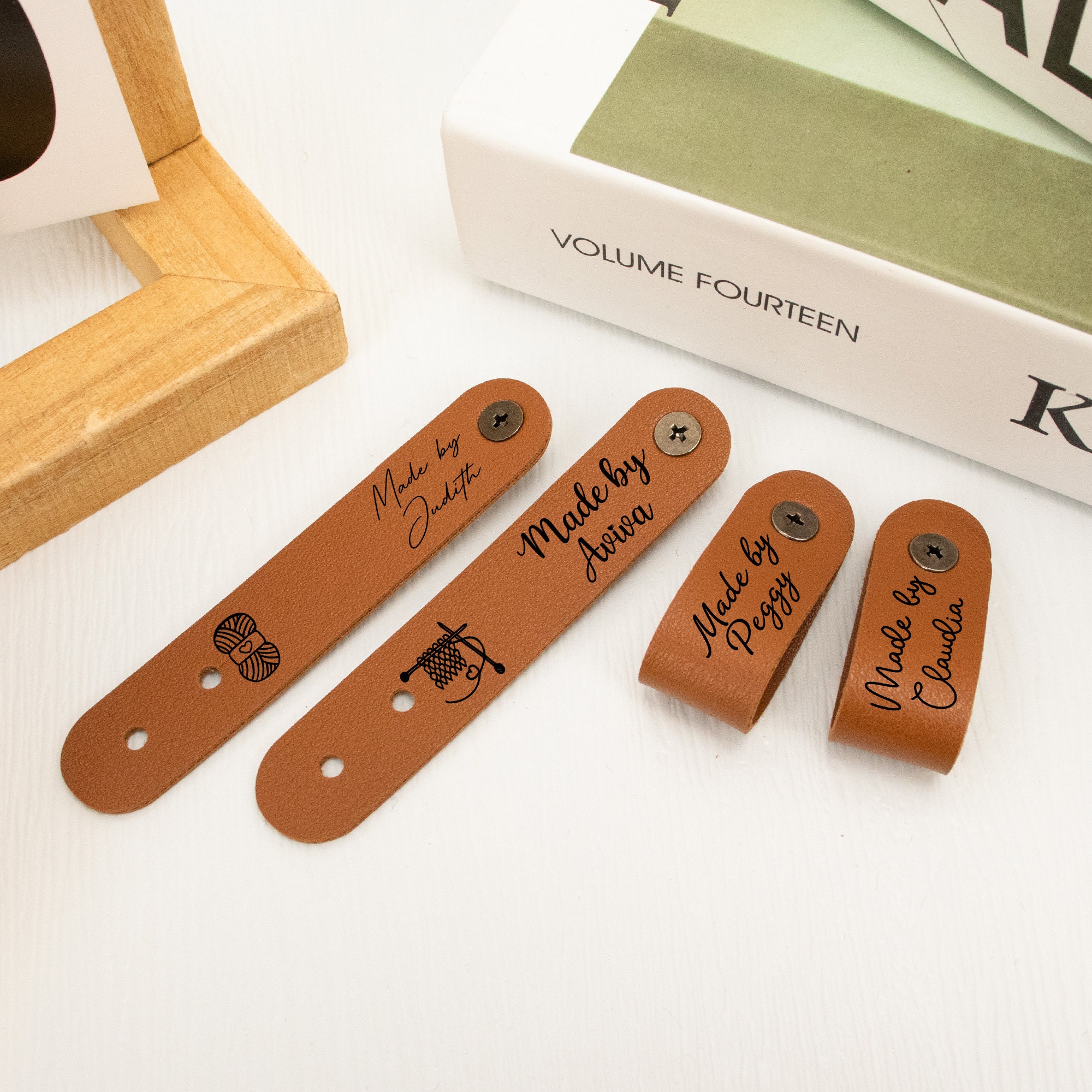 Etiquetas plegables de cuero personalizadas para hilo negro y  marrón Mod HMD hechas a mano, etiquetas de piel sintética para artículos de  ganchillo, etiquetas de cuero sintético para coser y tejer