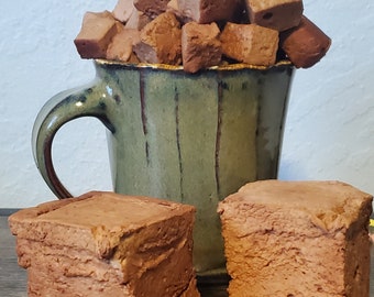 Marshmallow Kaffeetropfen. Legen Sie diese Schokoladen-Marshmallow-Quadrate in Ihren Kaffee, um einen herrlich süßen Kaffeegenuss zu erhalten.