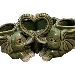 Vaso a forma di tronco d'elefante vintage in ceramica maiolica verde con 3 cuori e 2 elefanti.
