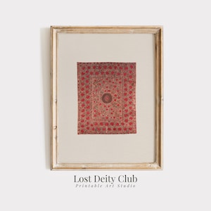 Op de afbeelding: Een ingelijste print van een rood en wit gepatroneerd textiel met een centraal cirkelvormig ontwerp. De print is getiteld "Lost Deity Club Printable Art Studio".