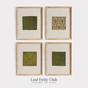 Op de afbeelding: Vier ingelijste prints van vintage stoffenpatronen in tinten groen en goud. De prints zijn gerangschikt in een rasterpatroon op een witte muur. De prints zijn allemaal even groot en hebben een eenvoudige, moderne lijst.